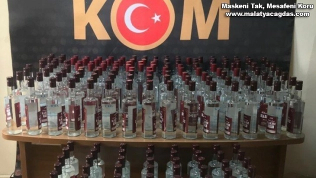 Onlarca şişe kaçak içki ele geçirildi