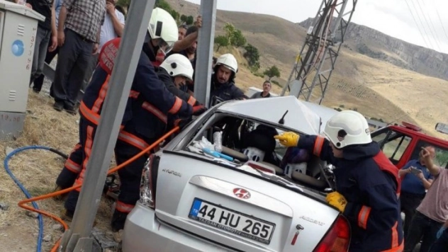 Otomobil aydınlatma direğine çarptı 6 yaralı