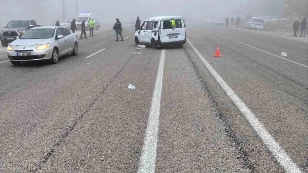 Otomobil ile hafif ticari araç çarpıştı: 1 yaralı