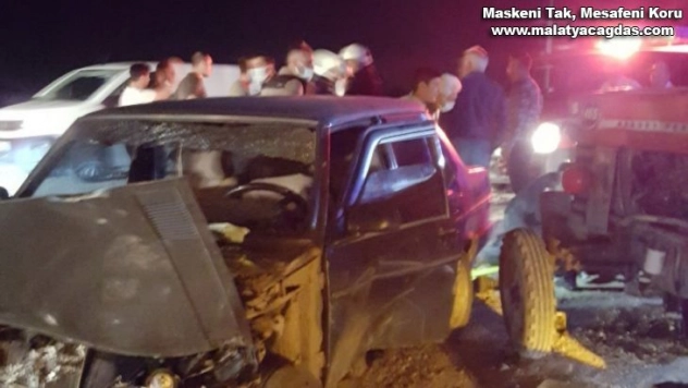 Malatya'da otomobil ile traktör çarpıştı: 5 yaralı
