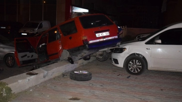 Otomobil park halindeki araçların üzerine uçtu: 1 yaralı