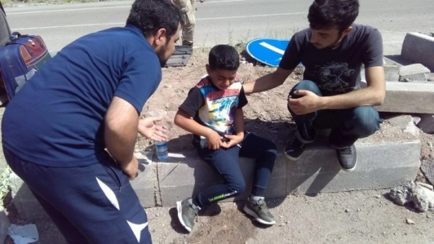 Malatya da otomobil refüje çarptı 4 yaralı