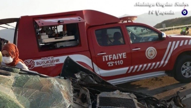 Pikap refüje çarptı: 1 ölü