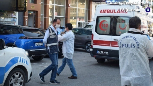 Plazada silahlı kavga: 2 yaralı