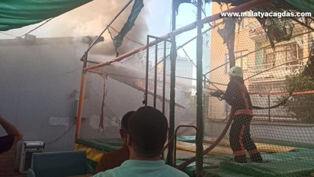 Restoranda çıkan yangın korkuttu