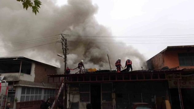 Sanayi sitesindeki yangın kontrol altına alındı