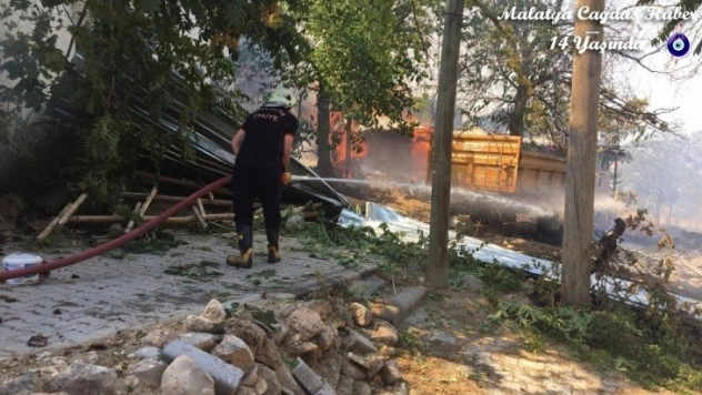 Şiddetli rüzgar çatı uçurdu, yangına neden oldu