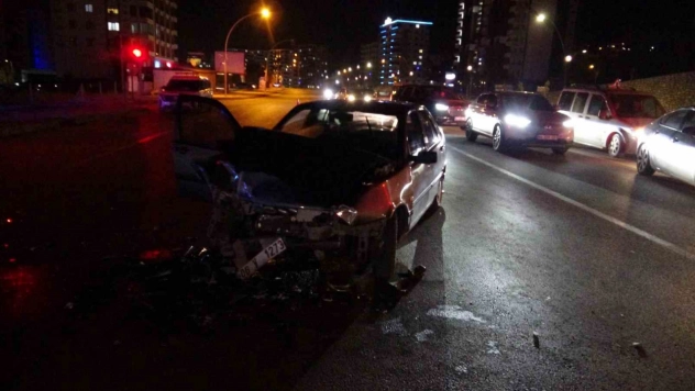 Malatya'da tır ile otomobil çarpıştı: 3 yaralı