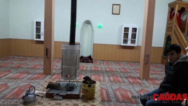 Vatandaşlar deprem sonrası camilere sığındı