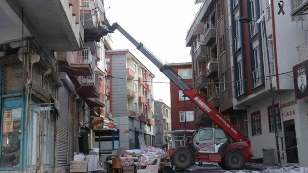 Malatya'da vatandaşlar hasarlı binalardan eşyalarını taşımaya başladı