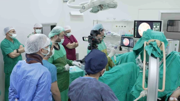 320 kişinin katıldığı canlı cerrahi kursu