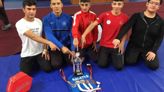 Malatya Gençlik Güreş takımı 1.Lig'e yükselmeyi başardı