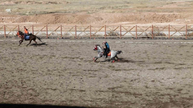 Yazıhan ilçesinde ata sporu atlı cirit yaşatılıyor
