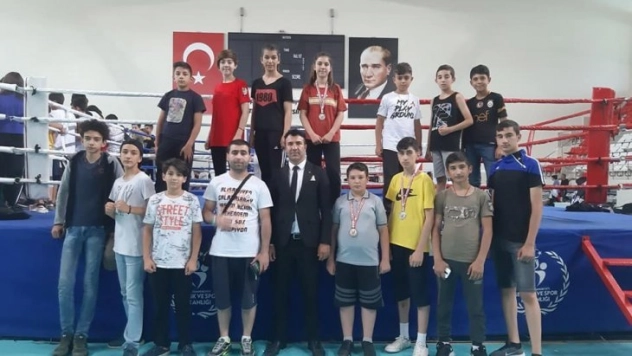 Muaythai şampiyonasında 5 madalya aldı