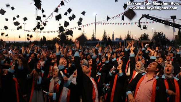 Malatya Turgut Özal Üniversitesi'nde mezuniyet coşkusu