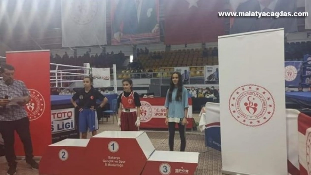 Boksör Merve Karakoç dereceyle yurda döndü