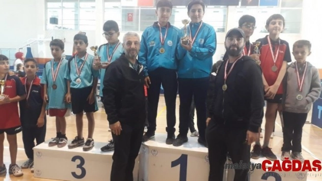 Öğrenciler masa tenisinde bölge şampiyonu oldu