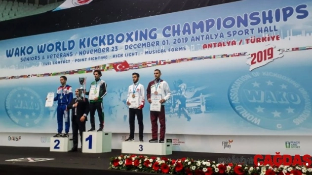 Kaya, dünya 3'ncüsü olarak döndü