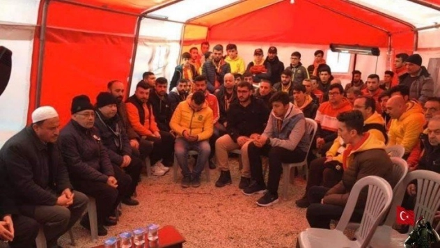 Taraftarlardan İdlib şehidinin ailesine taziye ziyareti