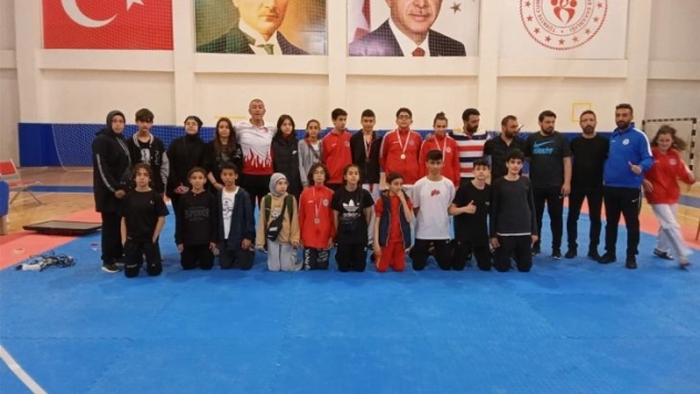 Tekvandocular madalyalarla döndü