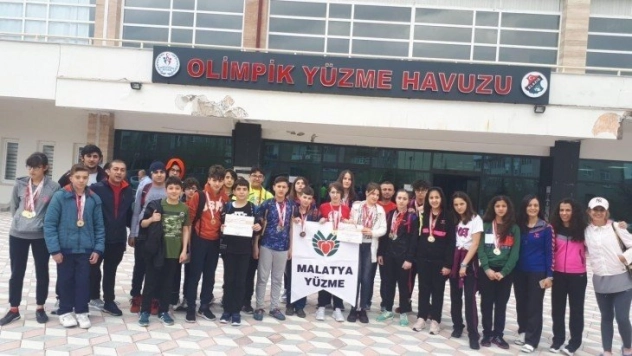 Malatyalı yüzücüler Elazığ'dan mutlu döndü