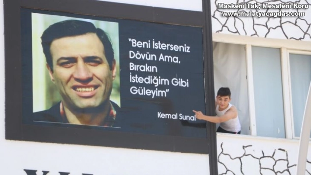 Kemal Sunal'ı apartman duvarındaki bu afişle unutmuyor