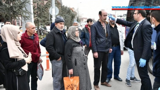 Mamak Belediyesi vatandaşların ateşini ölçüyor