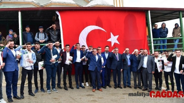 Mamak'ta 60 genç askere uğurladı