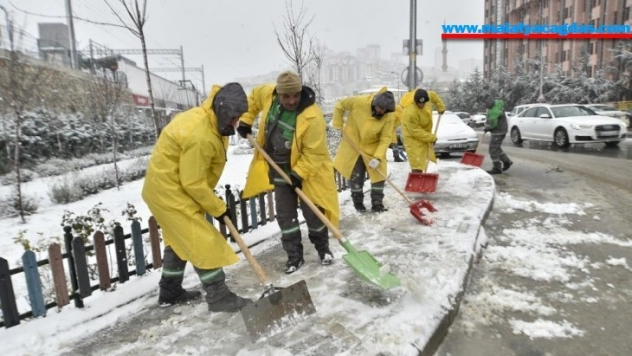 Mamak'ta karla mücadele ekipleri iş başında
