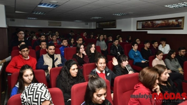 Mamaklı gençler yazarlarla buluşmaya devam ediyor