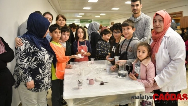 Mamaklı minikler sabun üretiyor