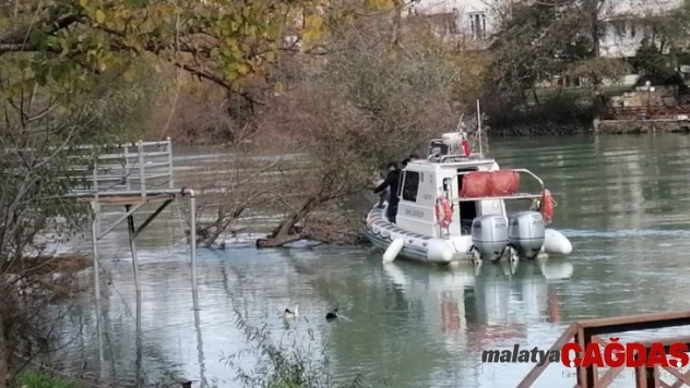 Manavgat Irmağı'nda ağaca takılı erkek cesedi bulundu
