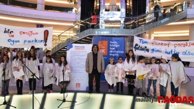 Manifestolar havada uçuştu