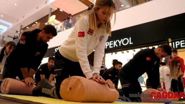 Manisa'da 112 ekiplerinin gösterisi beğeniyle izlendi