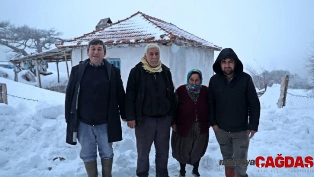 Manisa'da 4 gündür karda mahsur kalan vatandaşlar kurtarıldı