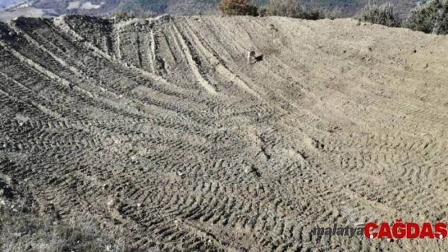 Manisa'da hayvan su içme ve sulama göletlerine bakım