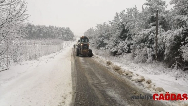 Manisa'da karla mücadele başladı