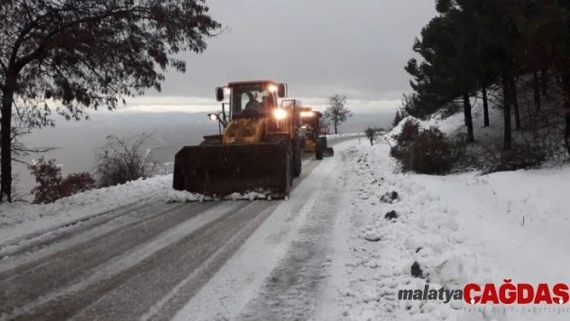 Manisa'da karla mücadeleye devam edliyor