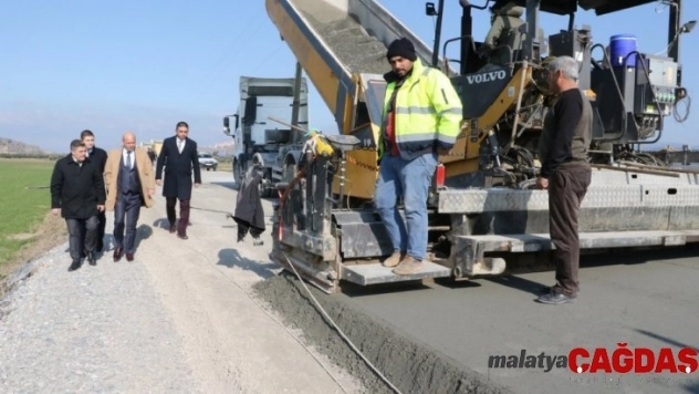 Manisa'da kışa rağmen yol yapım çalışmalarına devam ediyor
