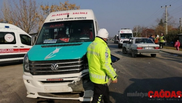 Manisa'da minibüs ile otomobil çarpıştı: 4 yaralı
