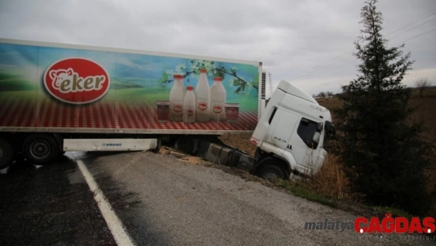 Manisa'da tır şarampole devrildi