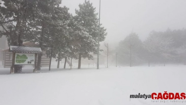 Manisa Spil Dağı mevsimin ilk kar yağışı ile tanıştı