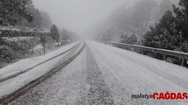 Manisa'ya mevsimin ilk karı düştü