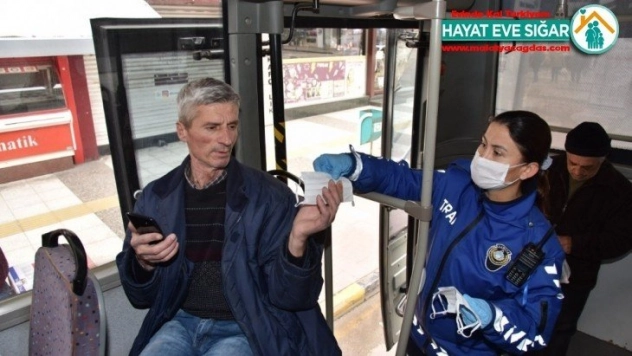 Manisa'da toplu taşımada vatandaşlara maske desteği