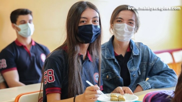 Maraş'tan dondurma gelmedi, Hilmi Başkan baklava ikram etti