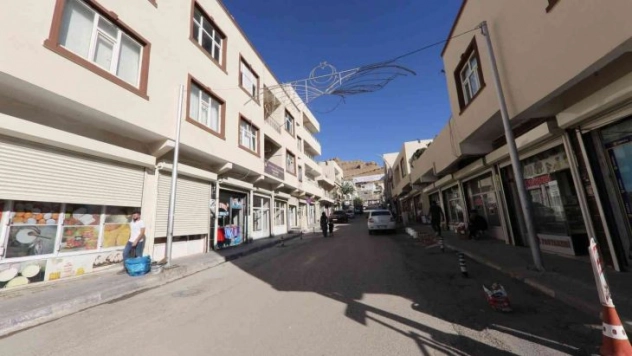 Mardin Büyükşehir Belediyesinin Derik'te çevre düzenleme çalışmaları devam ediyor