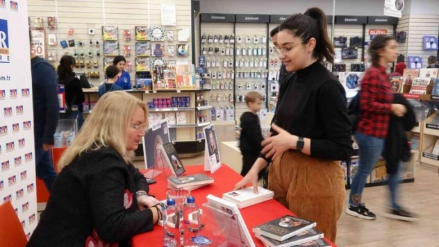 Mardin'de Mardian Mall'da kitapseverlere imza günü