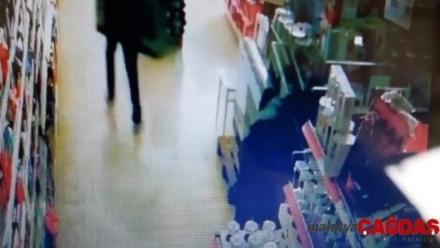 Marketten 22 saniyede dev ekranlı 2 televizyonu çaldılar