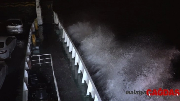 Marmara'daki fırtına feribot seferlerini vurdu