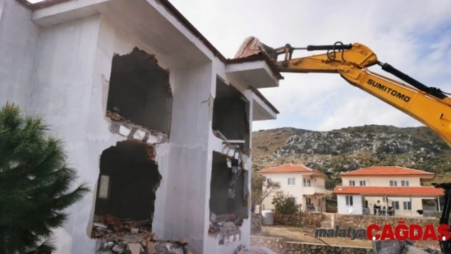 Marmaris'te kaçak 2 yapının yıkımı tamamlandı